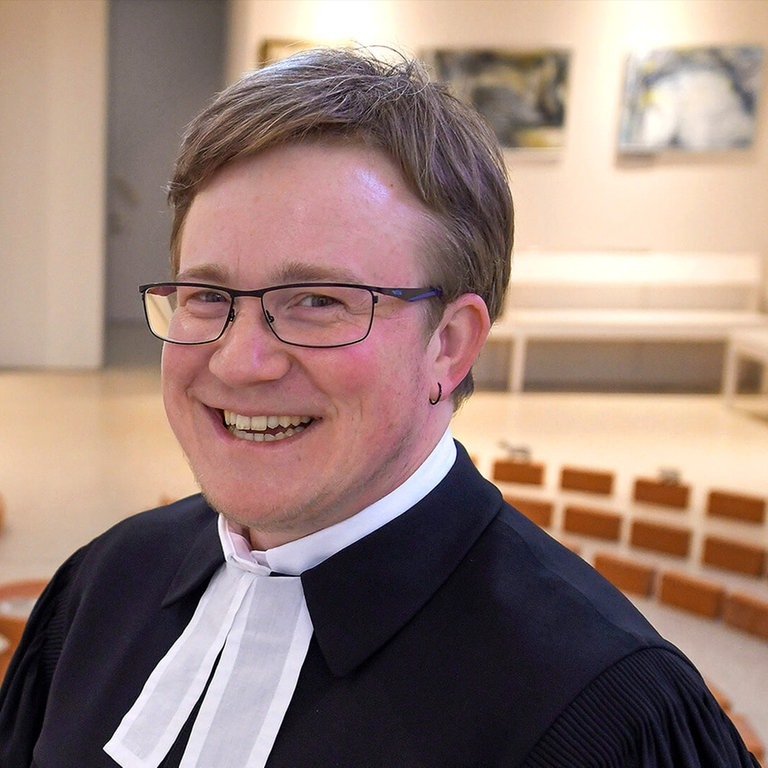 Pfarrerin Susanne ist heute Pfarrer Samuel (Foto: Samuel / epd)