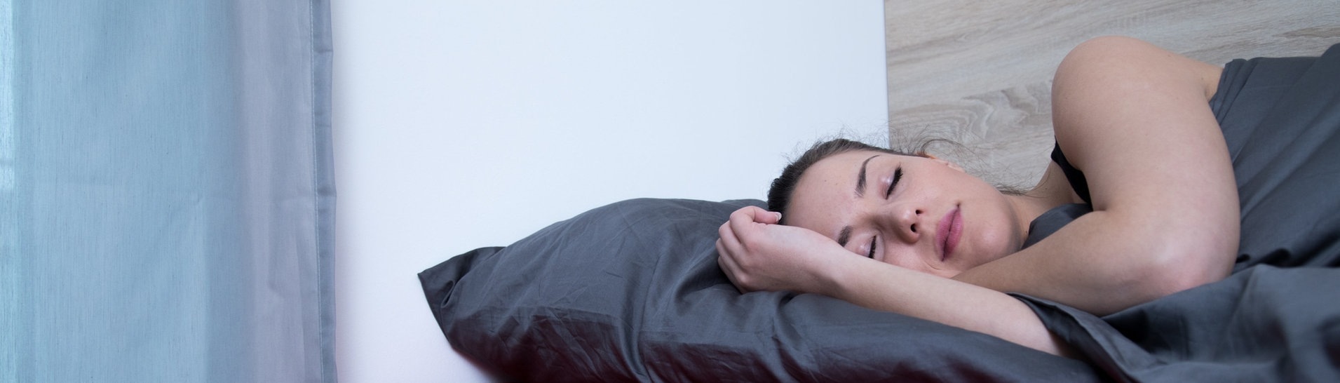 Frau schläft neben Wecker (Foto: dpa Bildfunk, picture alliance / dpa Themendienst)