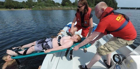 Foto: dpa Bildfunk, picture alliance / dpa DLRG Rettung Badesee Rettungsbrett (Foto: dpa Bildfunk, picture alliance / dpa)