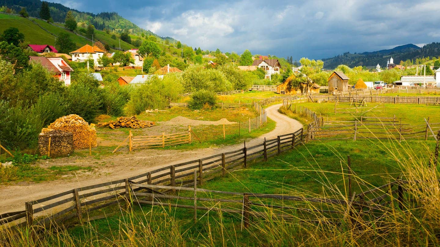 Abgelegenes Dorf mit Zaun und Wiesen (Foto: Adobe Stock/JackF)