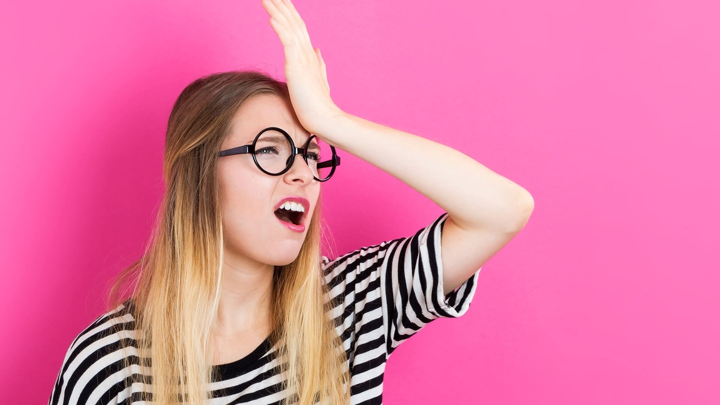 Foto: Adobe sTock/Tierney Junge Frau mit Brille hat etwas vergessen (Foto: Adobe sTock/Tierney)