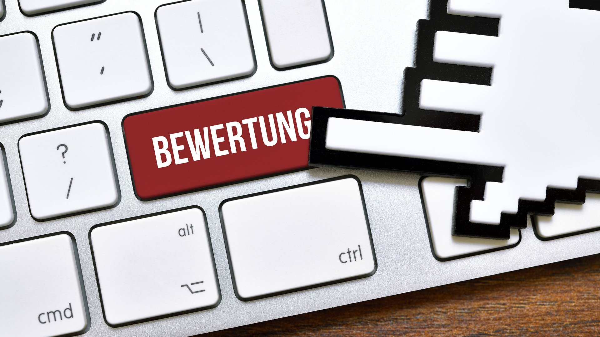Fake-Bewertungen beim Onlineshopping (Foto: IMAGO, imago images / Christian Ohde)