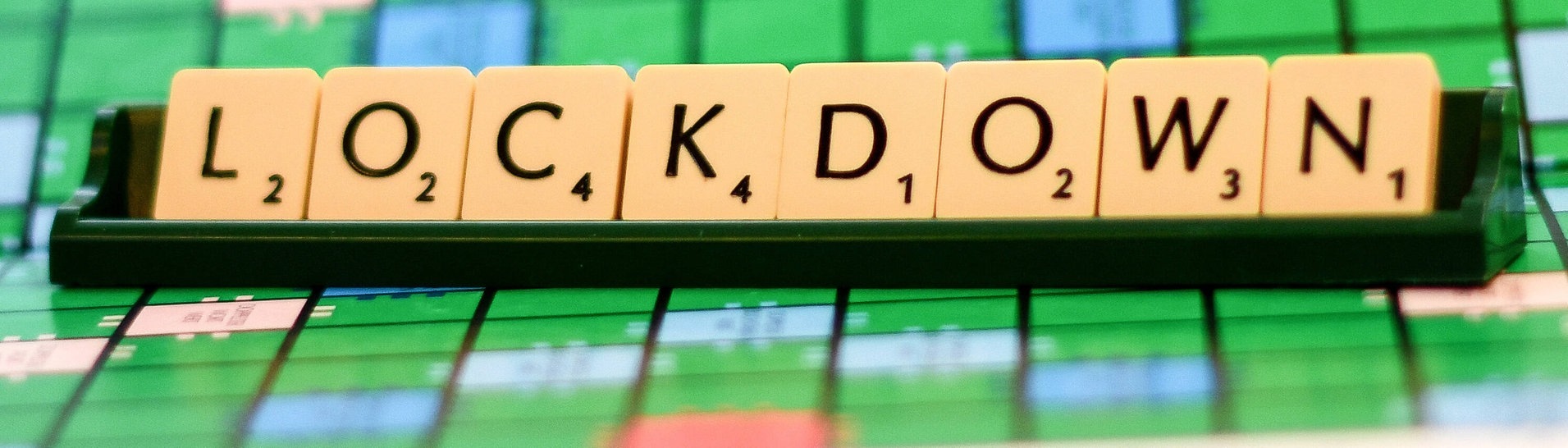 Lockdown geschrieben in Scrabble-Buchstaben.  (Foto: IMAGO, Winfried Rothermel)