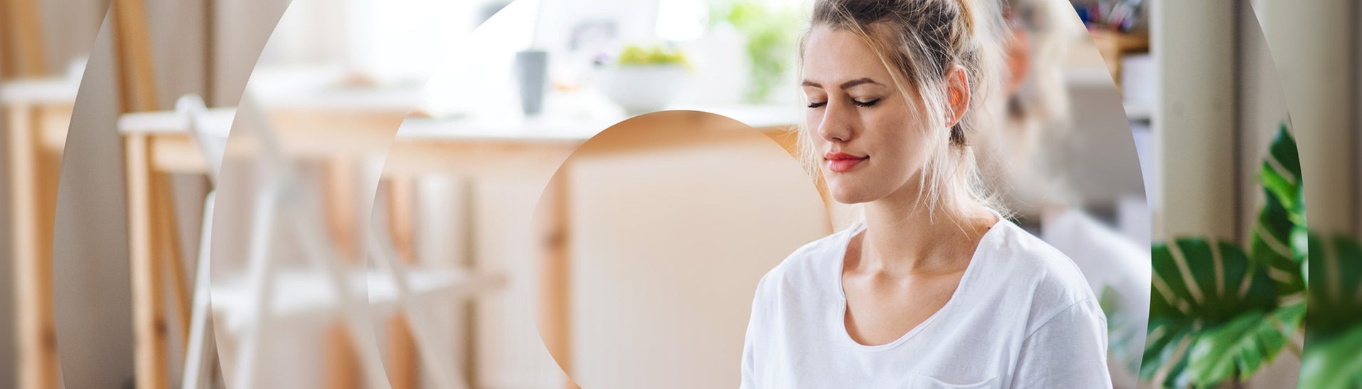 Junge Frau entspannt (Foto: Adobe Stock/Halfpoint )