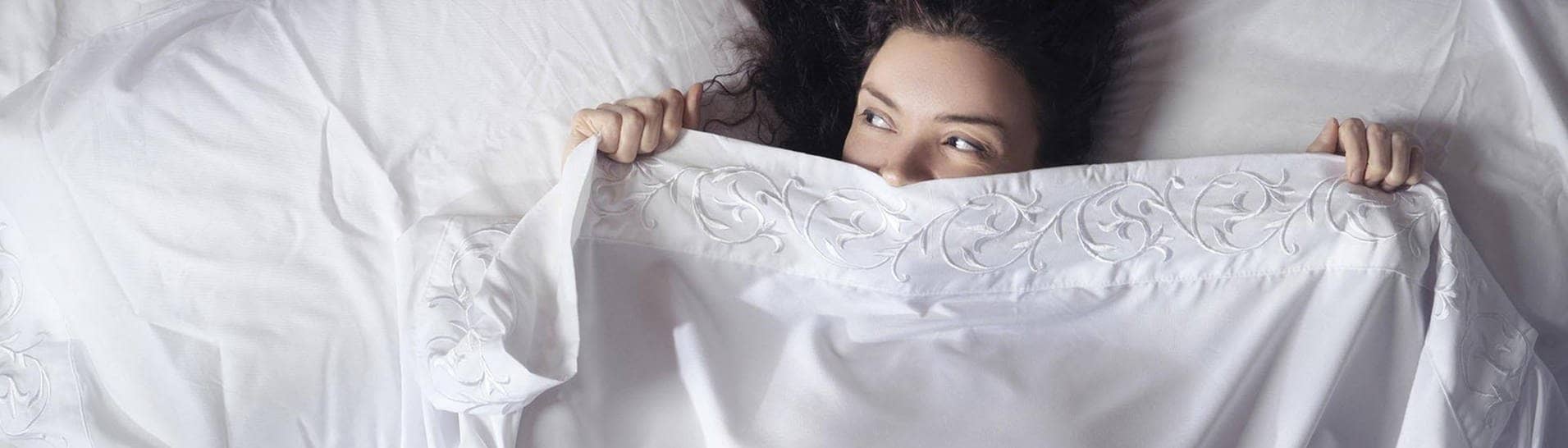 Frau liegt im Bett (Foto: imago)