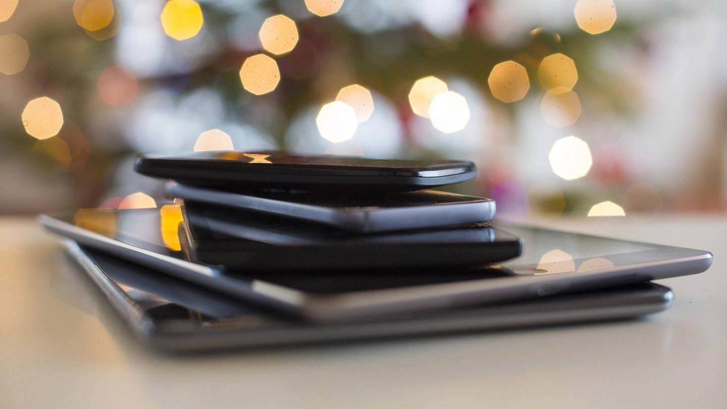 Handys als Weihnachtsgeschenk (Foto: imago)