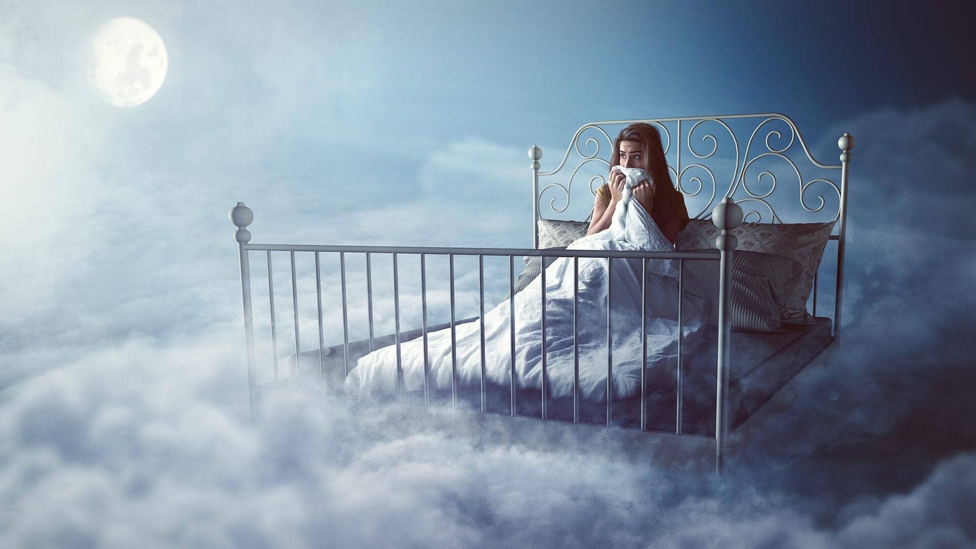 Frau träumt im Bett (Foto: Adobe Stock/lassedesignen)