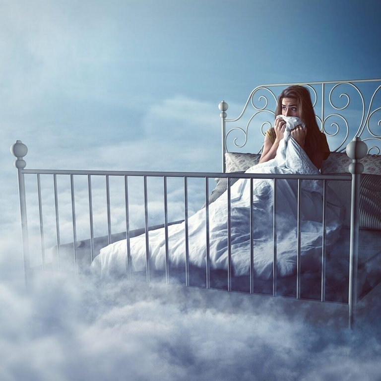Frau träumt im Bett (Foto: Adobe Stock/lassedesignen)