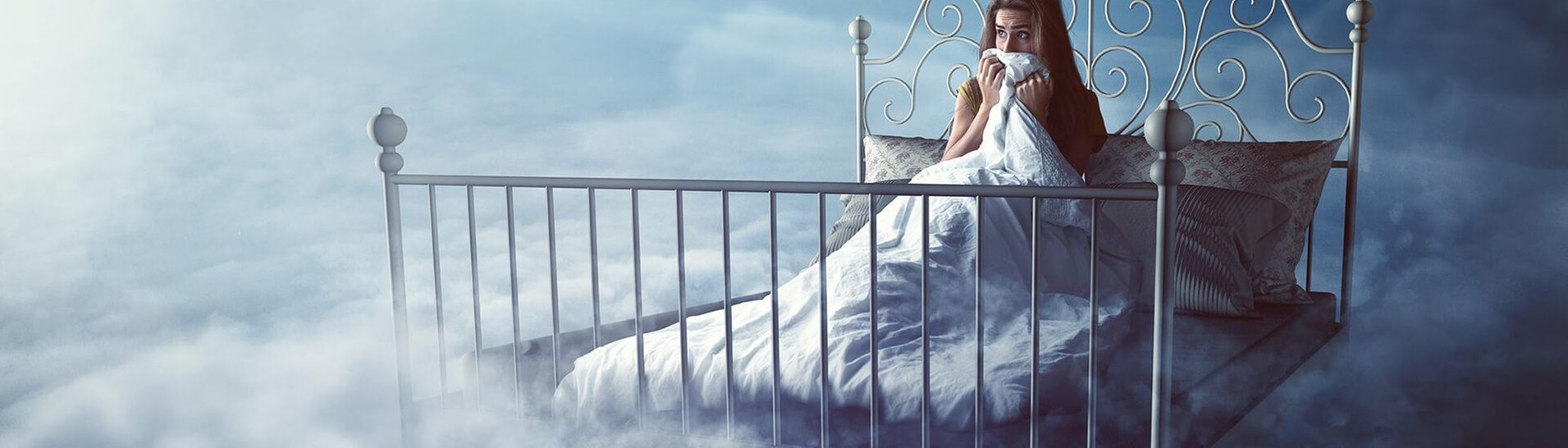 Frau träumt im Bett (Foto: Adobe Stock/lassedesignen)