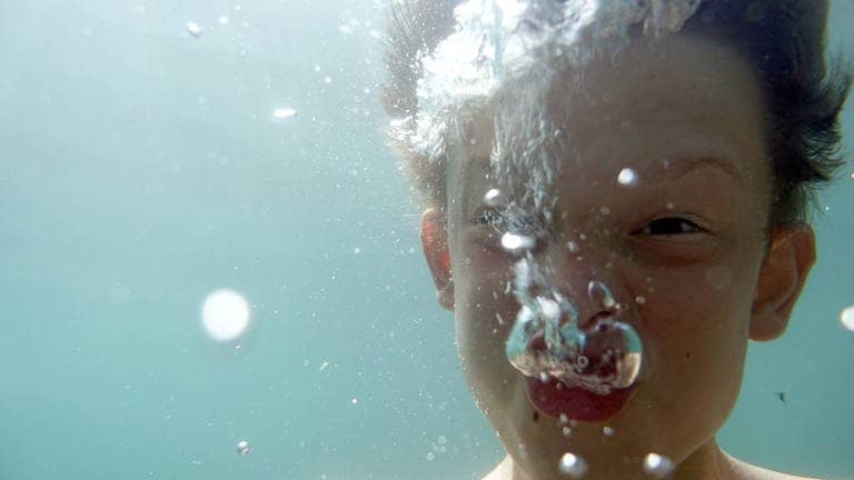 Junge atmet unter Wasser aus (Foto: imago)