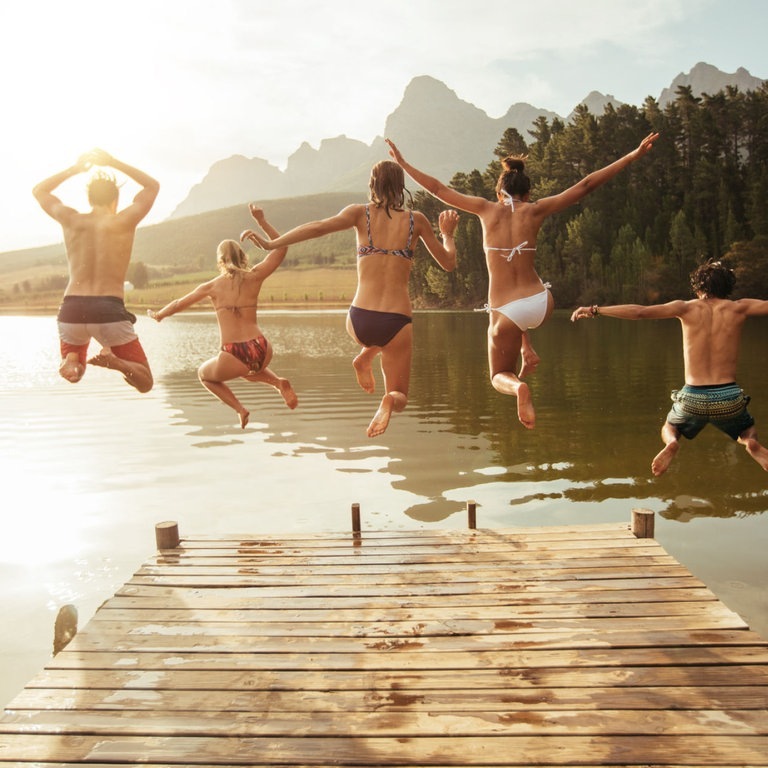 Junge Leute springen in einen See (Foto: Fotolia © Jacob Lund)