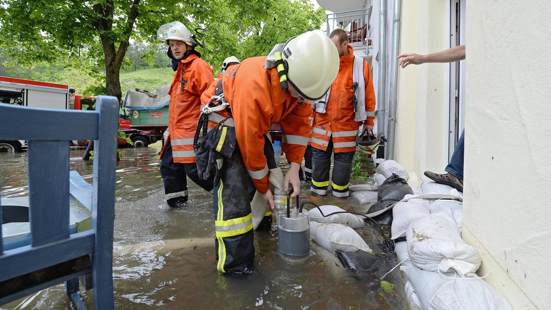 Feuerwehrleute helfen dabei, Hochwasser abzupumpen (Foto: dpa/picture-alliance)