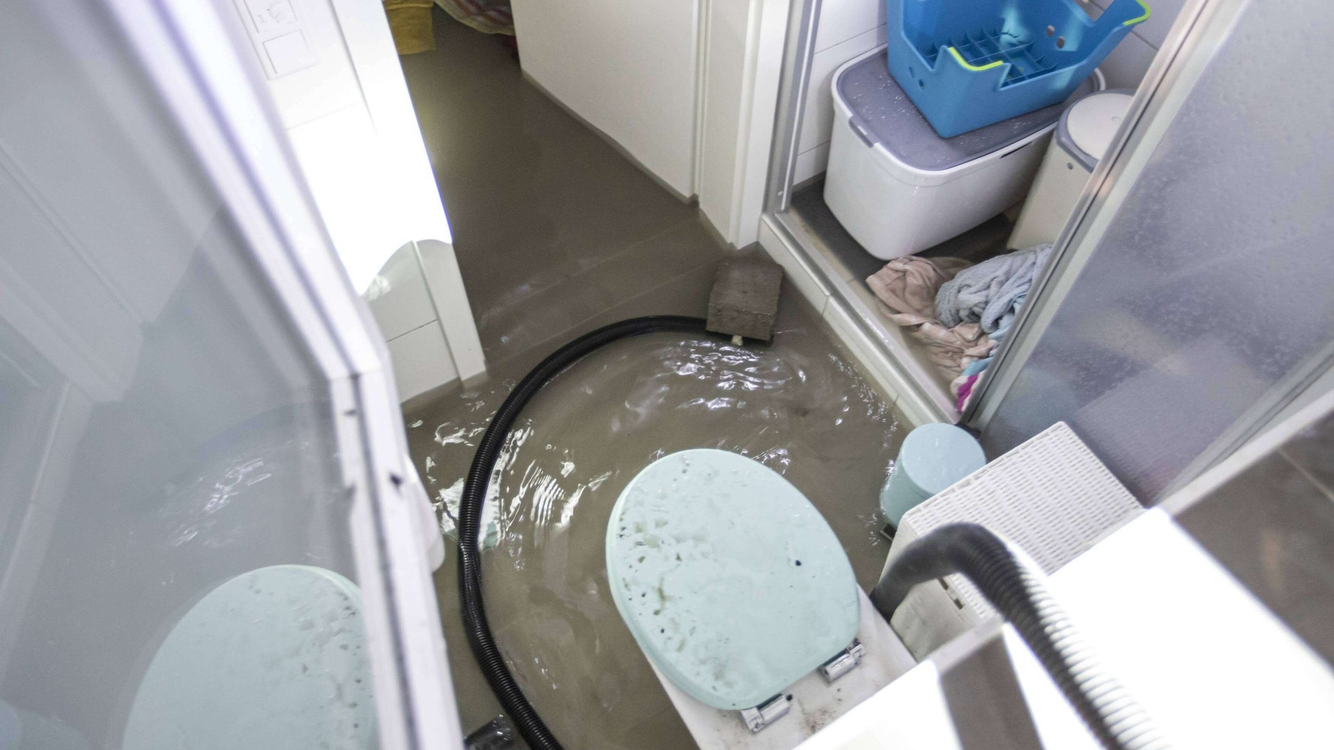Foto: IMAGO, IMAGO / 7aktuell Keller läuft nach Unwetter mit Wasser voll (Foto: IMAGO, IMAGO / 7aktuell)