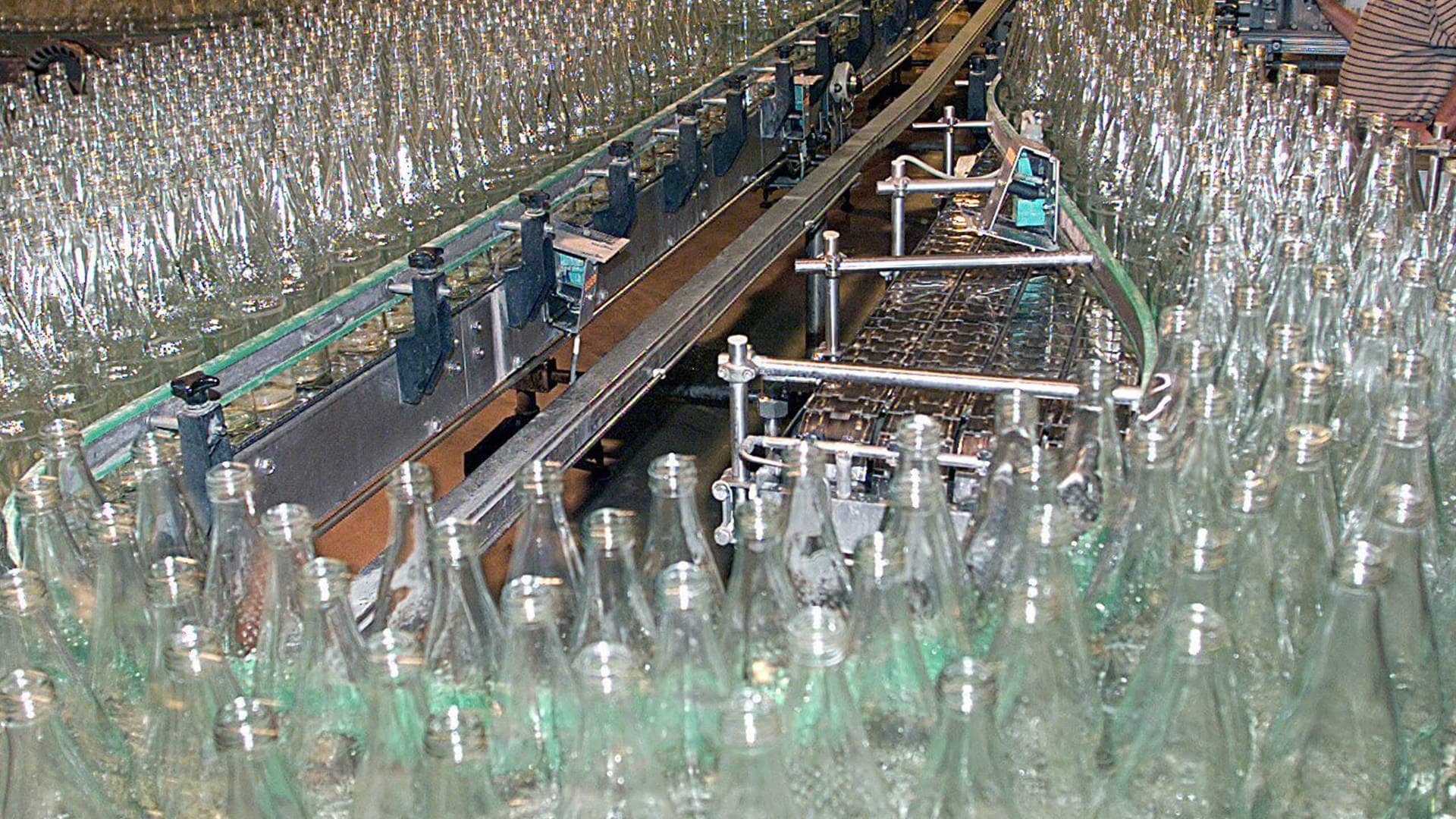 Mineralwasser in Glasflaschen haben keine besonders gute Klimabilanz. (Foto: dpa Bildfunk, Harry_Melchert)