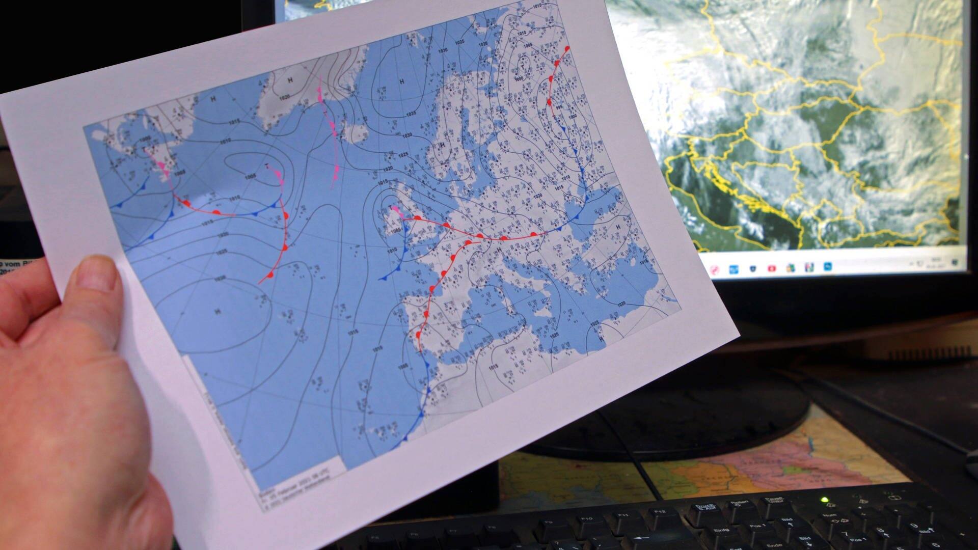 Meteorologen analysieren Bodenkarten, um Unwetterwarnungen frühzeitig geben zu können. (Foto: imago images, IMAGO / Gottfried Czepluch)