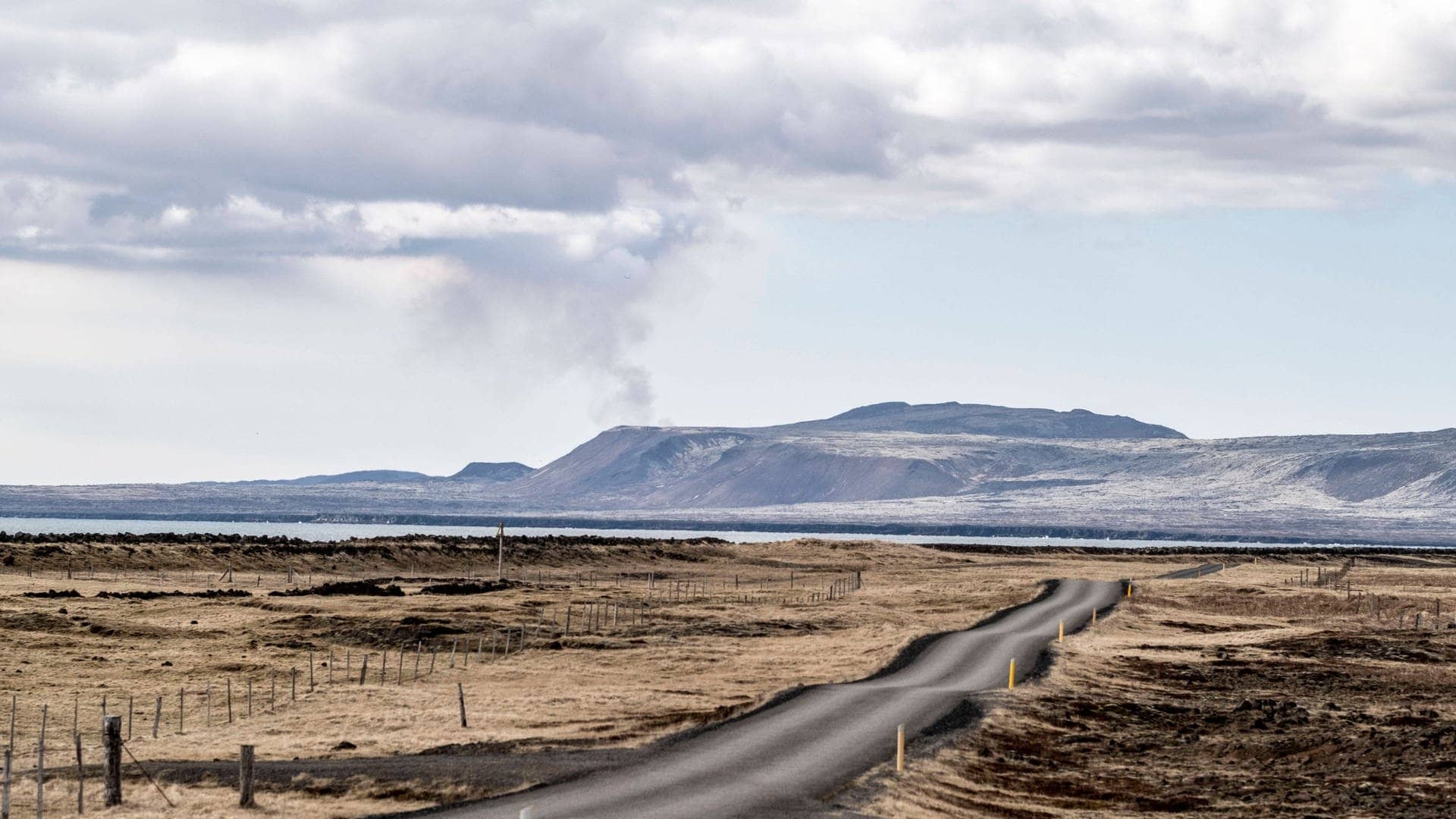 Rauchwolken über dem Vulkan Fagradalsfjall mit der kleinen Straße Guðnabær nahe der Ortschaft Þorlákshöfn im Süden Islands (Foto: IMAGO, IMAGO / Seeliger)