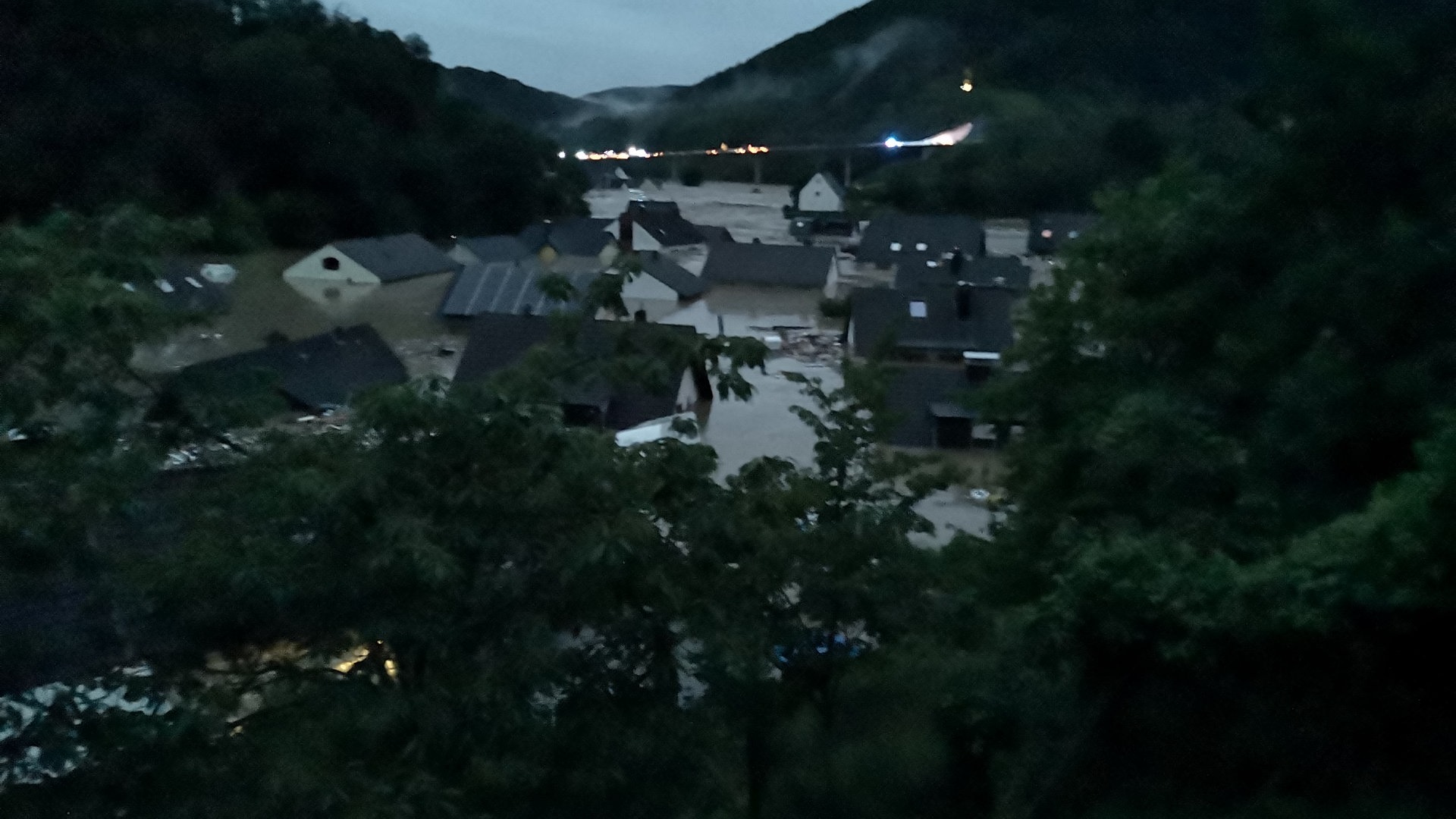 SWR3 bei den Menschen nach der Flut (Foto: SWR3, privat)