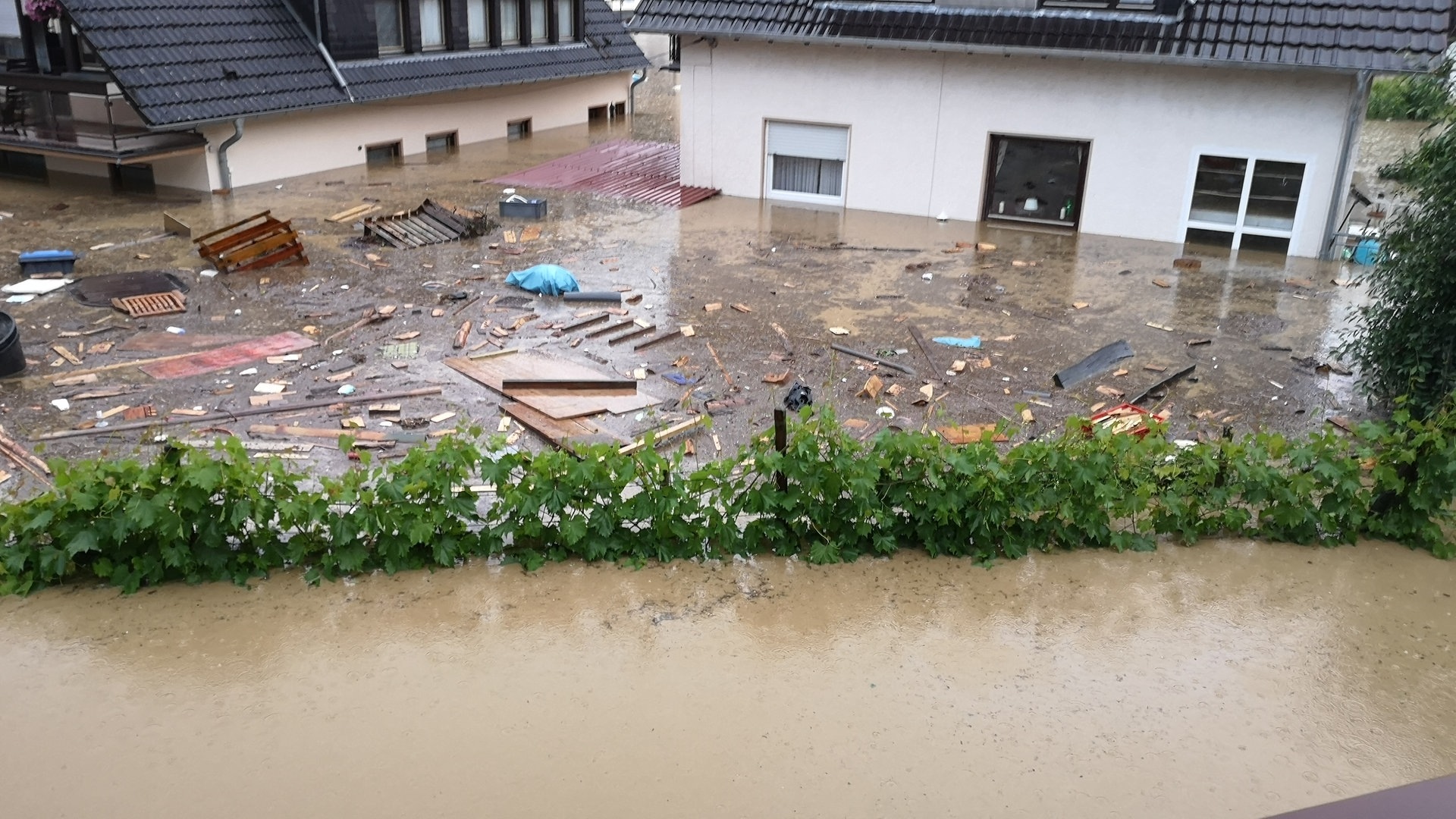 SWR3 bei den Menschen nach der Flut (Foto: SWR3, privat)