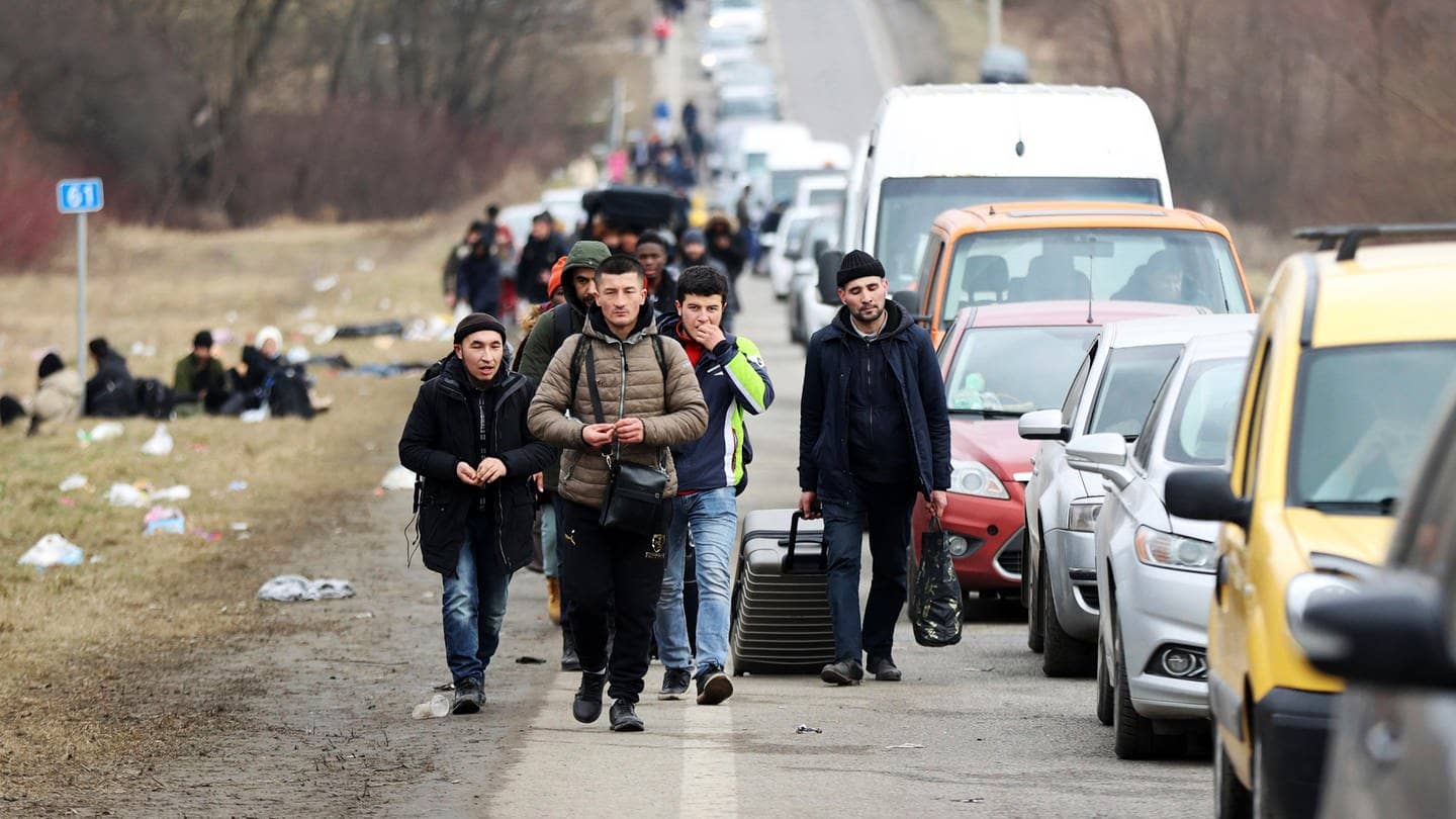 Ukraine-Krieg: Menschen fliehen zur polnischen Grenze (Foto: picture-alliance / Reportdienste, picture alliance / ASSOCIATED PRESS | Kunihiko Miura)