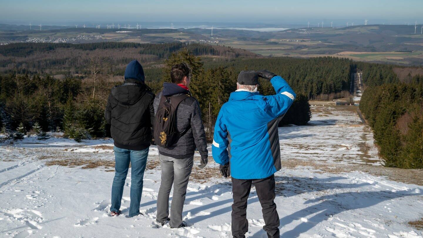 Wanderer aus Mannheim schauen vom Gipfel des Erbeskopfs in Rheinland-Pfalz (Foto: picture-alliance / Reportdienste, picture alliance/dpa | Harald Tittel)