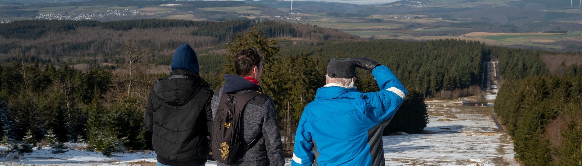 Wanderer aus Mannheim schauen vom Gipfel des Erbeskopfs in Rheinland-Pfalz (Foto: picture-alliance / Reportdienste, picture alliance/dpa | Harald Tittel)