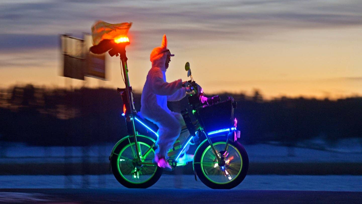 Fahrradfahrer bunt bei Nacht: Nachts auf richtiges Licht achten! (Foto: imago images, cyclist in a carnival costume)