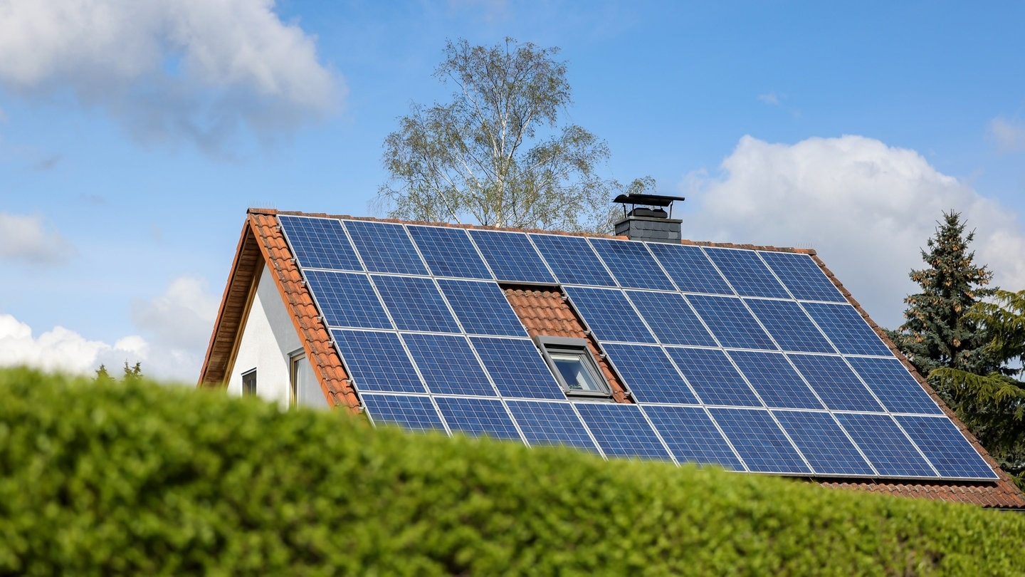 Solaranlage auf dem Dach eines Einfamilienhauses (Foto: dpa Bildfunk, Jan Woitas)