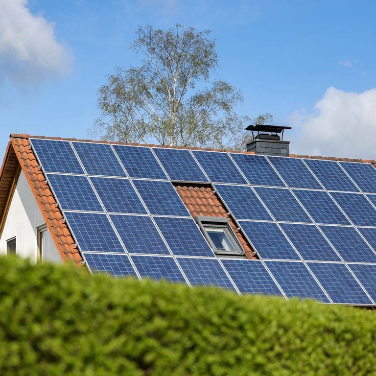 Solaranlage auf dem Dach eines Einfamilienhauses (Foto: dpa Bildfunk, Jan Woitas)