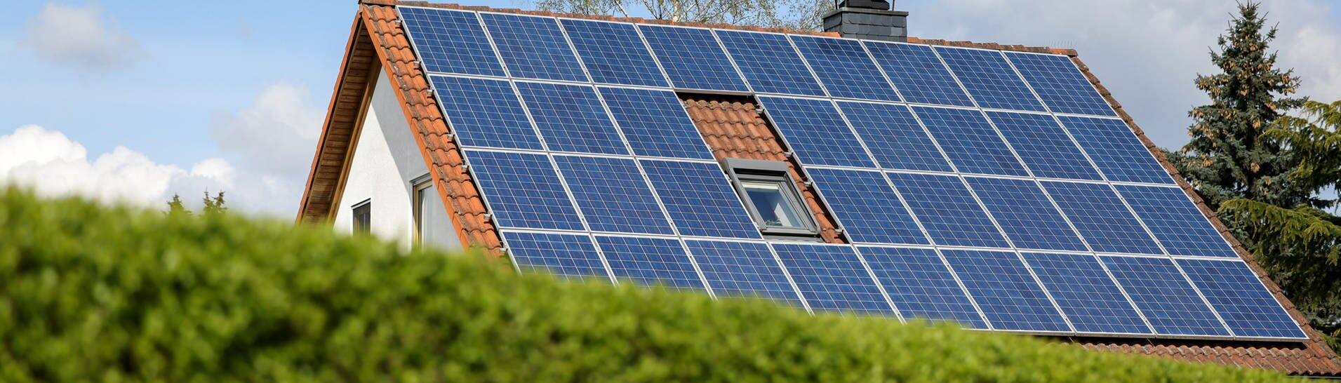 Solaranlage auf dem Dach eines Einfamilienhauses (Foto: dpa Bildfunk, Jan Woitas)