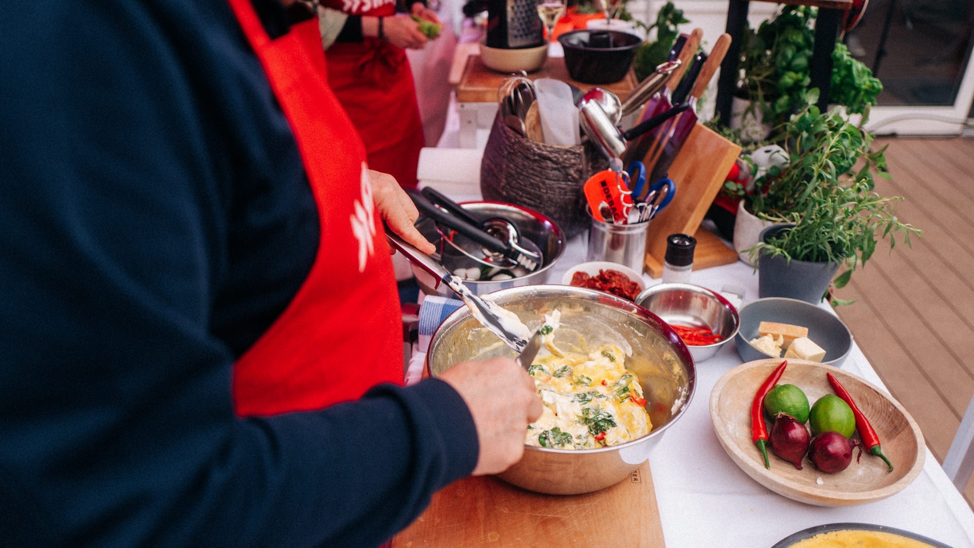 Foto: SWR3, SWR3 / DNA Collective Niko Neithardt Zwischengang: Gegrillter gefüllter Apfel mit Reis auf einer grünen Salsa mit Rucola und Tomatenwürfel (Foto: SWR3, SWR3 / DNA Collective Niko Neithardt)