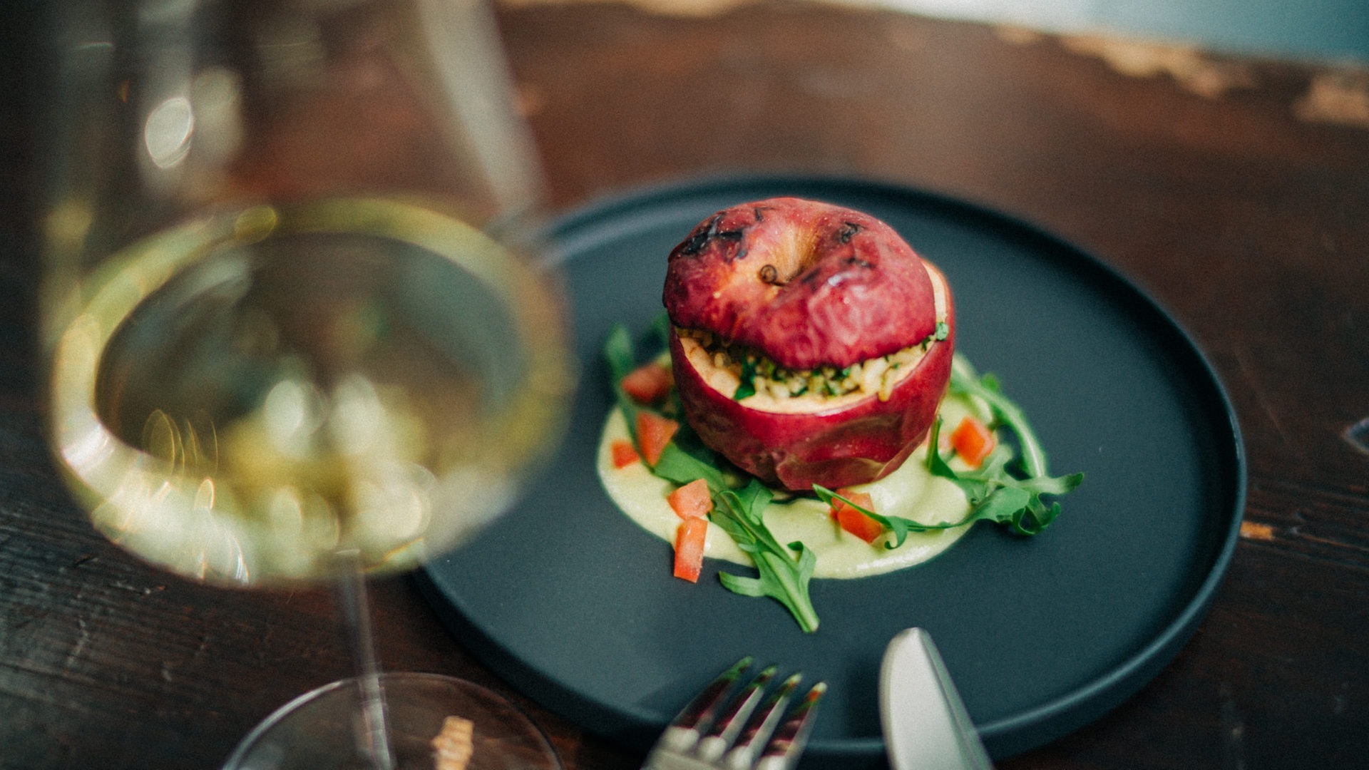 Foto: SWR3, SWR3 / DNA Collective Niko Neithardt Zwischengang: Gegrillter gefüllter Apfel mit Reis auf einer grünen Salsa mit Rucola und Tomatenwürfel (Foto: SWR3, SWR3 / DNA Collective Niko Neithardt)