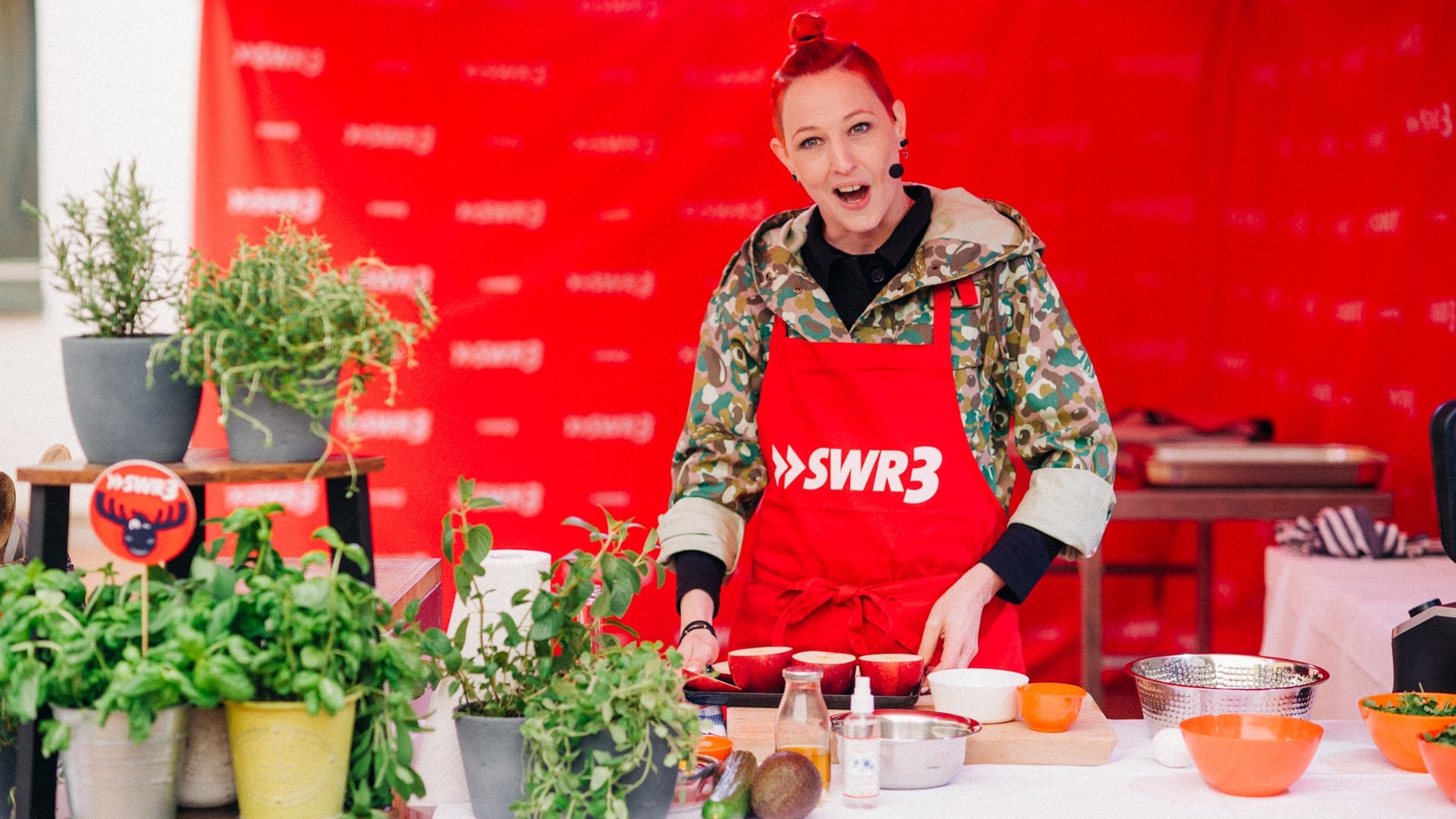 Foto: SWR3, SWR3 / DNA Collective Niko Neithardt Zwischengang: Gegrillter gefüllter Apfel mit Reis auf einer grünen Salsa mit Rucola und Tomatenwürfel (Foto: SWR3, SWR3 / DNA Collective Niko Neithardt)