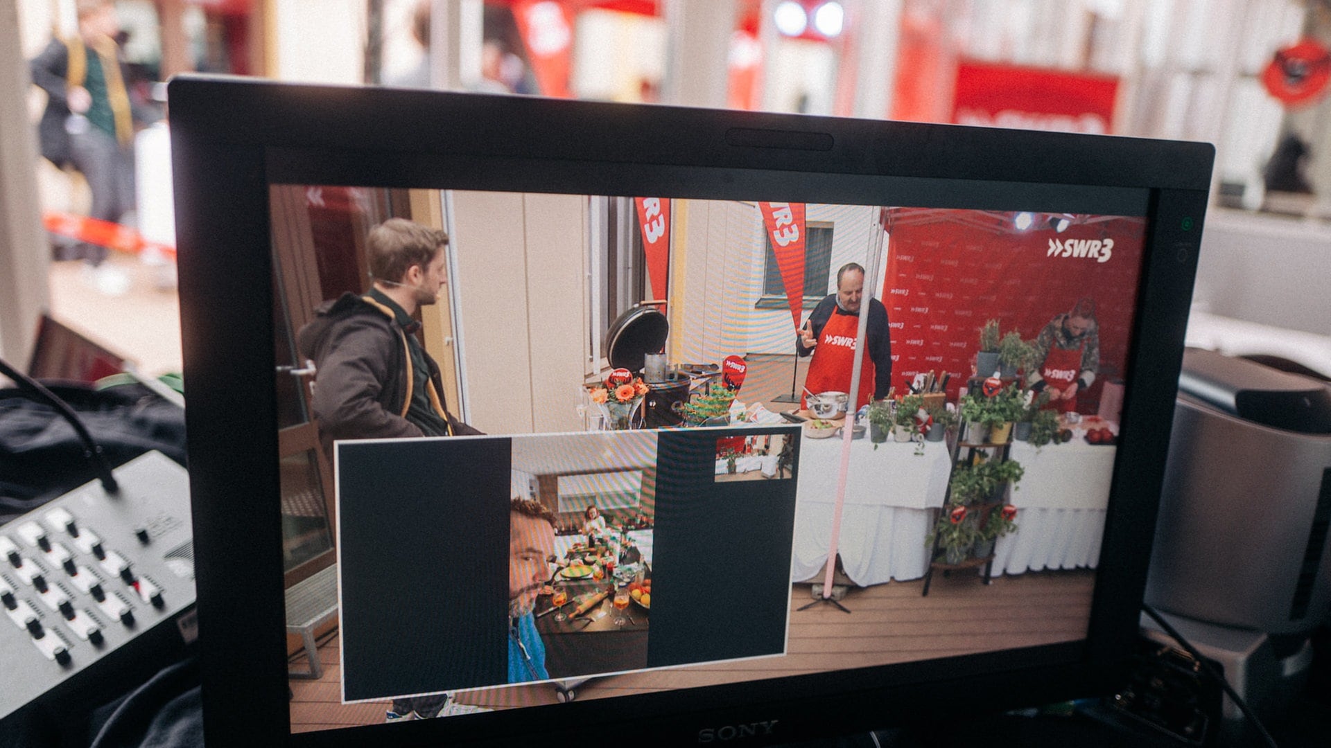 Foto: SWR3, SWR3 / DNA Collective Niko Neithardt Zwischengang: Gegrillter gefüllter Apfel mit Reis auf einer grünen Salsa mit Rucola und Tomatenwürfel (Foto: SWR3, SWR3 / DNA Collective Niko Neithardt)