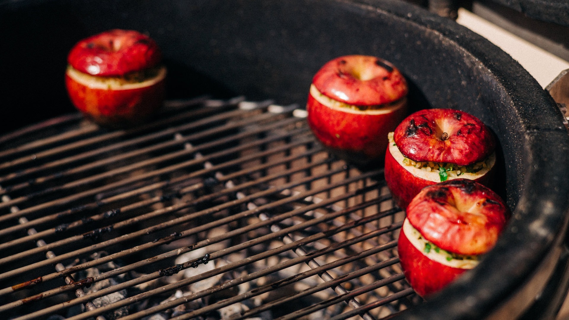Foto: SWR3, SWR3 / DNA Collective Niko Neithardt Zwischengang: Gegrillter gefüllter Apfel mit Reis auf einer grünen Salsa mit Rucola und Tomatenwürfel (Foto: SWR3, SWR3 / DNA Collective Niko Neithardt)
