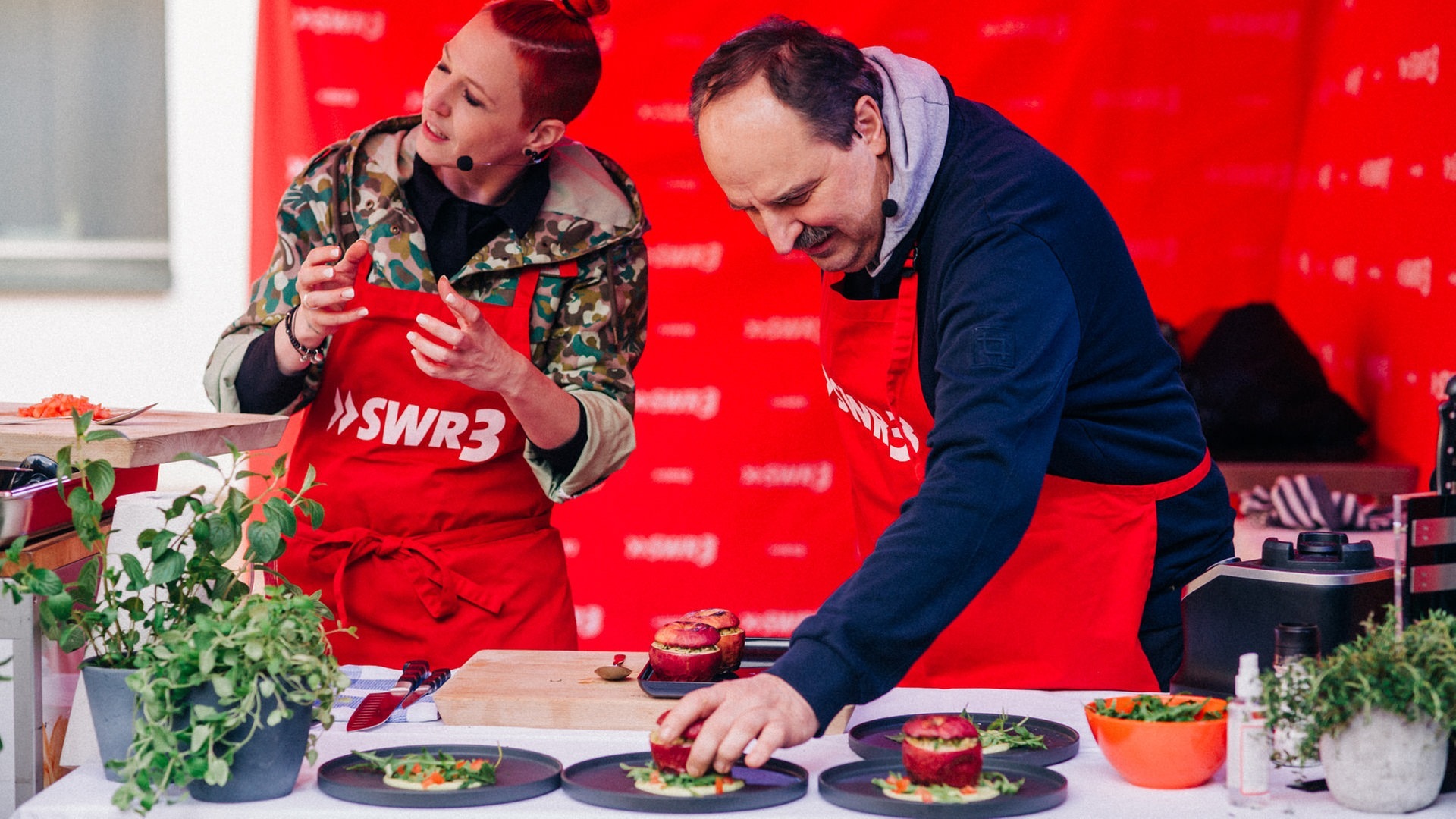 Foto: SWR3, SWR3 / DNA Collective Niko Neithardt Zwischengang: Gegrillter gefüllter Apfel mit Reis auf einer grünen Salsa mit Rucola und Tomatenwürfel (Foto: SWR3, SWR3 / DNA Collective Niko Neithardt)
