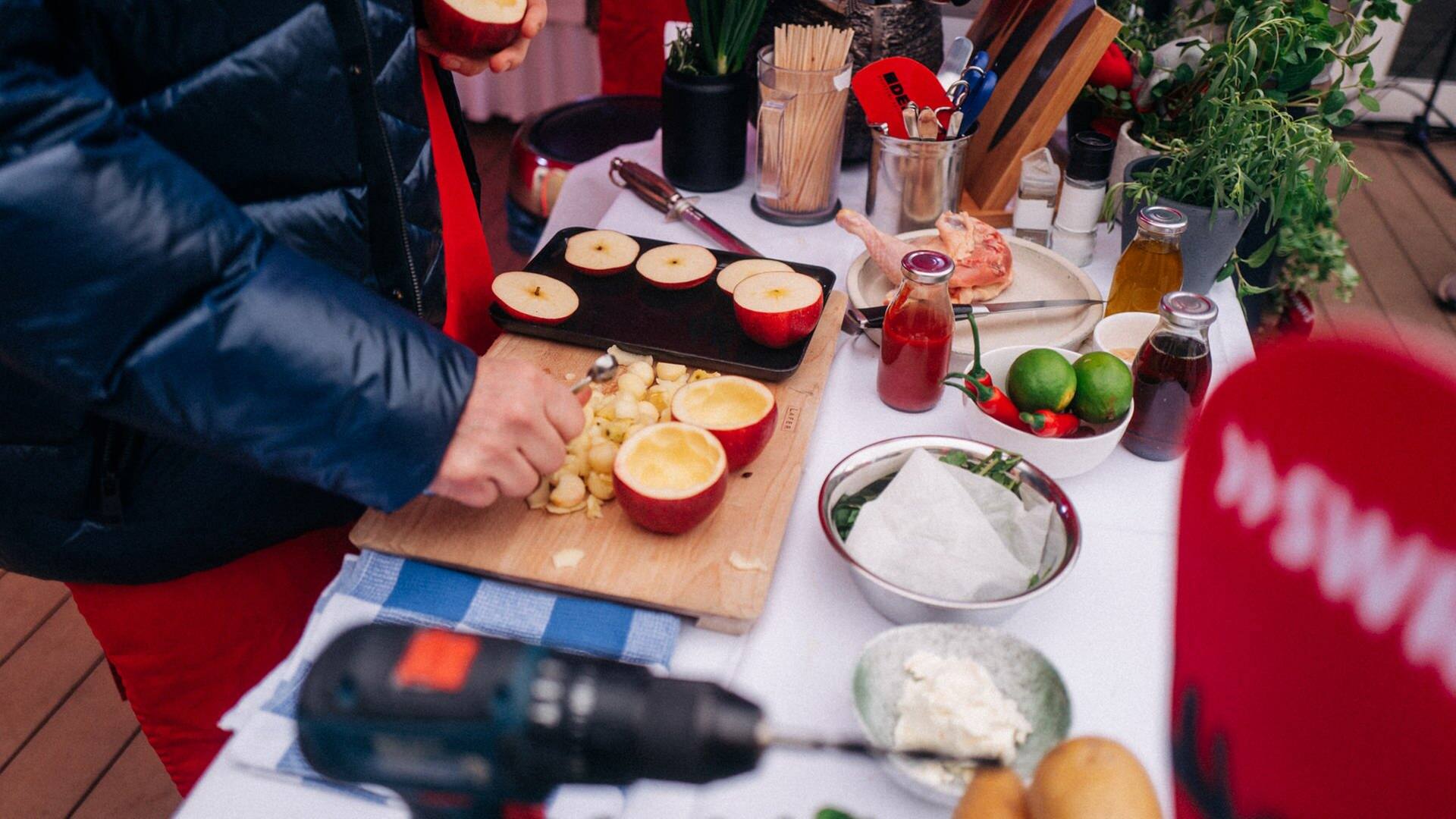 Zwischengang: Gegrillter gefüllter Apfel mit Reis auf einer grünen Salsa mit Rucola und Tomatenwürfel (Foto: SWR3, SWR3 / DNA Collective Niko Neithardt)