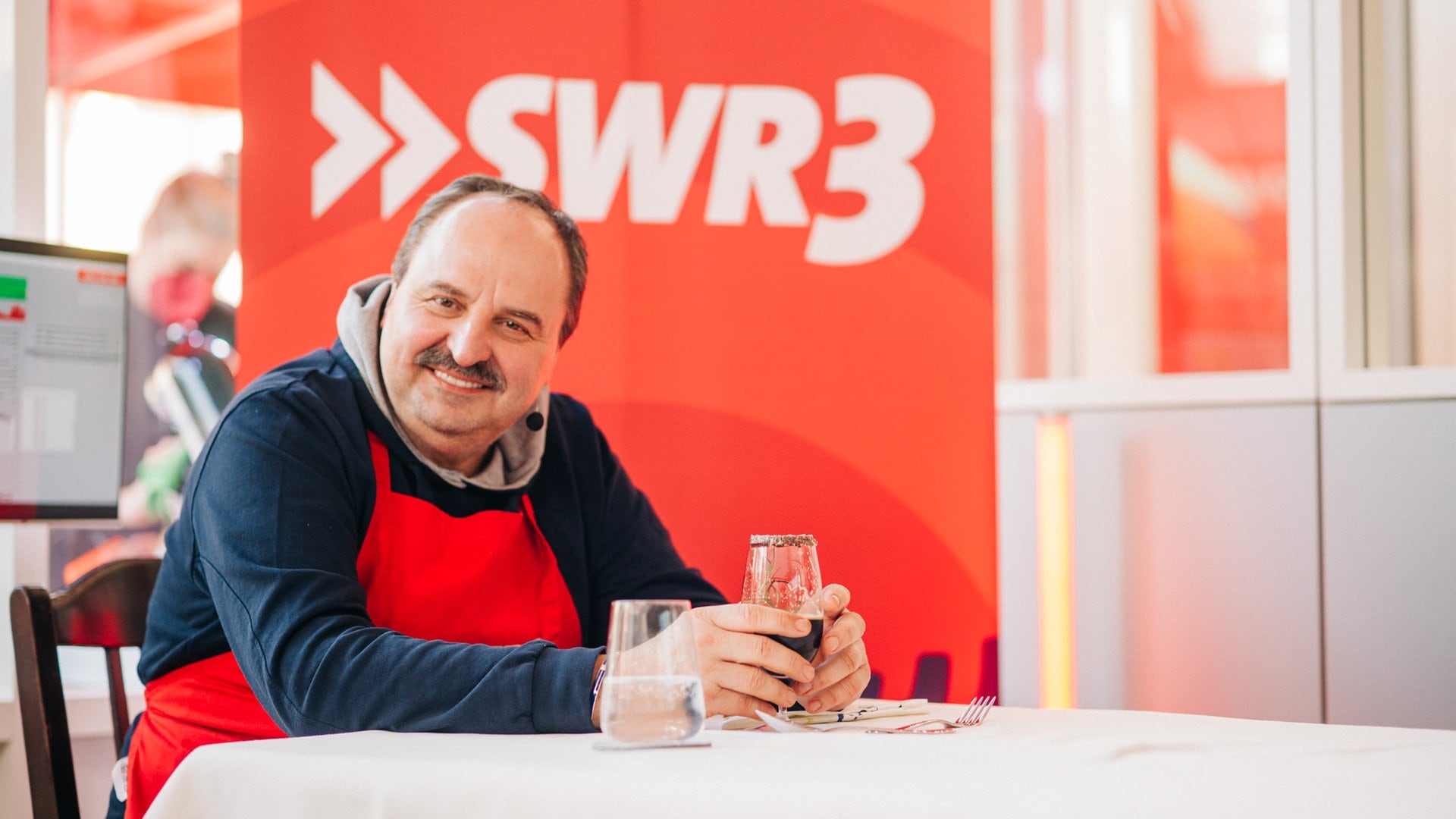 Foto: SWR3, SWR3 / DNA Collective Niko Neithardt Dunkles Bier mit Kakao-Haselnuss-Rand und Rosmarin (Foto: SWR3, SWR3 / DNA Collective Niko Neithardt)