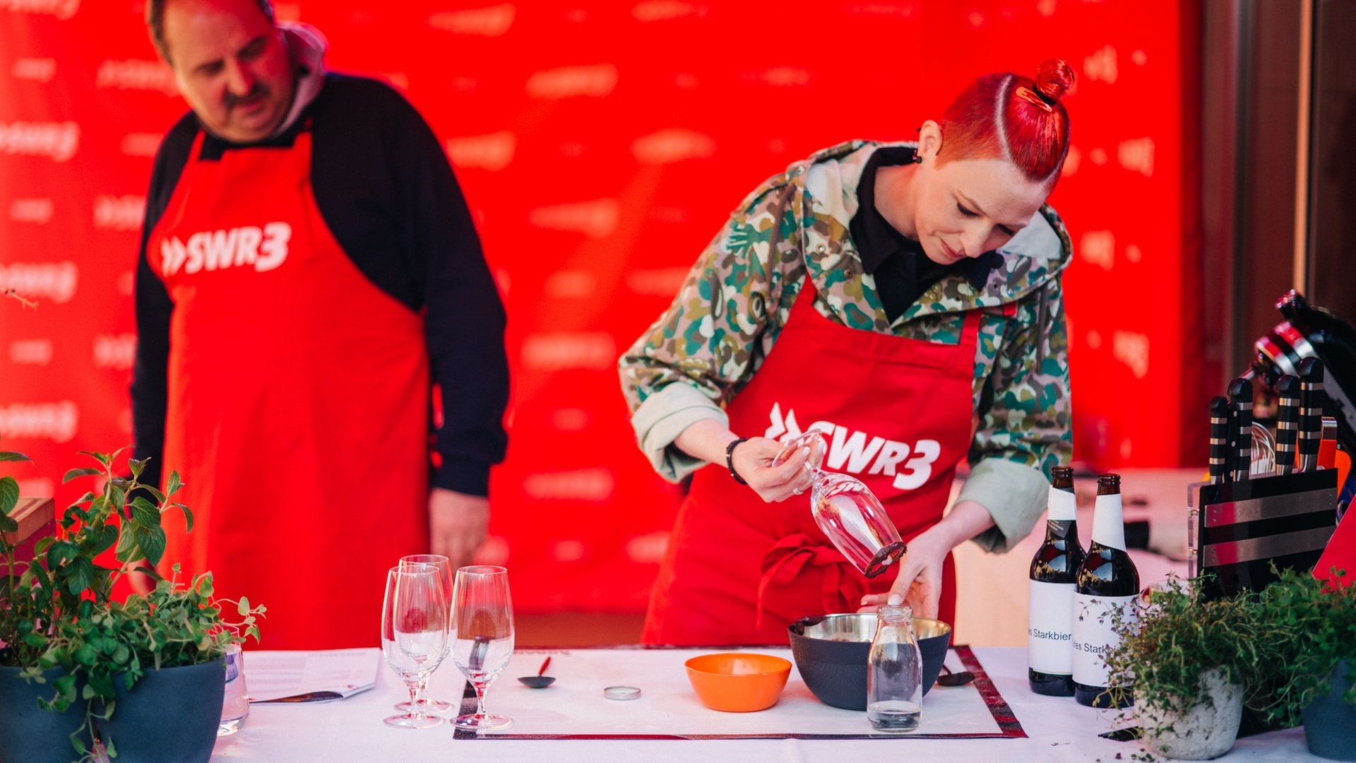 Foto: SWR3, SWR3 / DNA Collective Niko Neithardt Dunkles Bier mit Kakao-Haselnuss-Rand und Rosmarin (Foto: SWR3, SWR3 / DNA Collective Niko Neithardt)