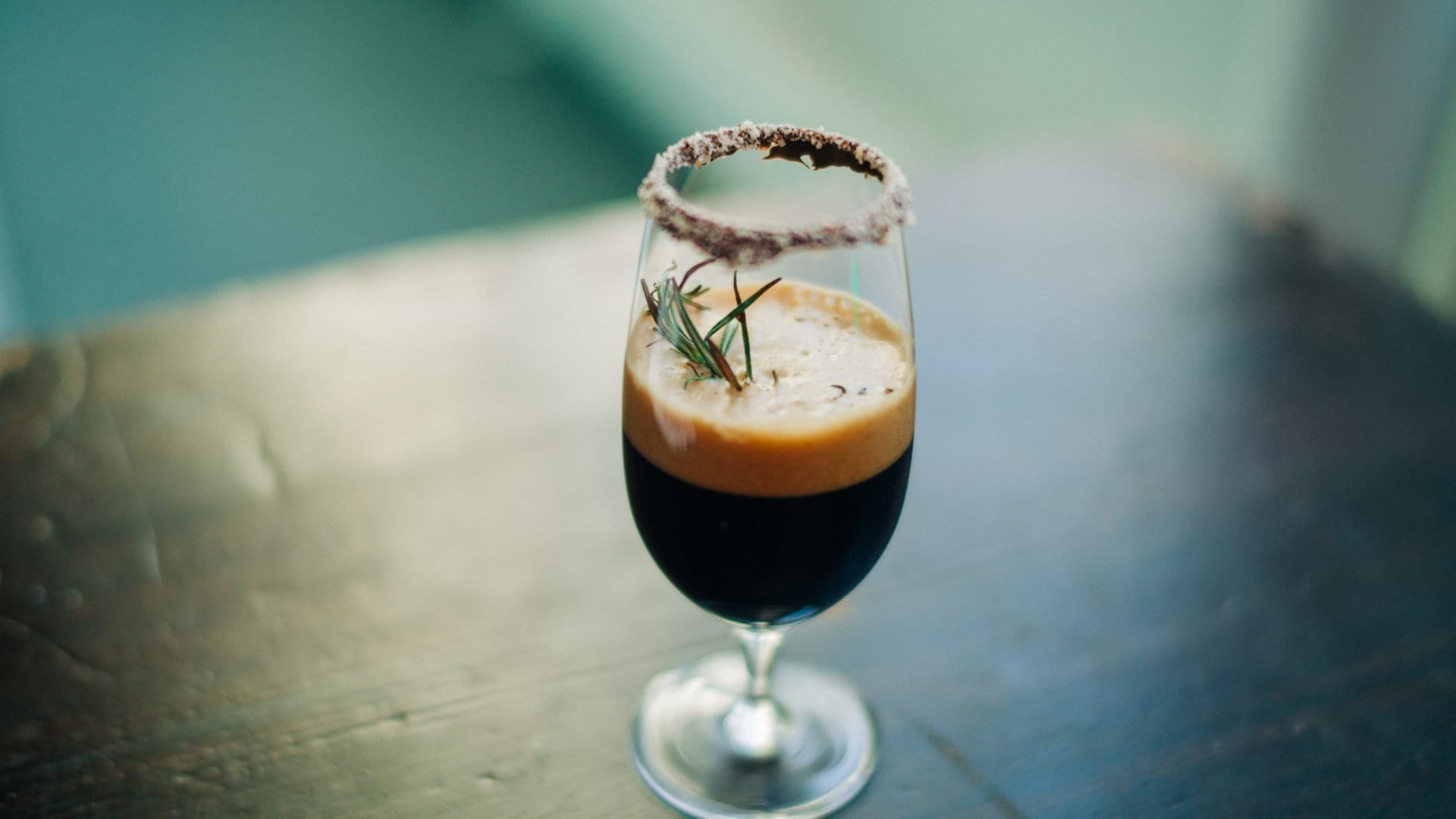Foto: SWR3, SWR3 / DNA Collective Niko Neithardt Dunkles Bier mit Kakao-Haselnuss-Rand und Rosmarin (Foto: SWR3, SWR3 / DNA Collective Niko Neithardt)