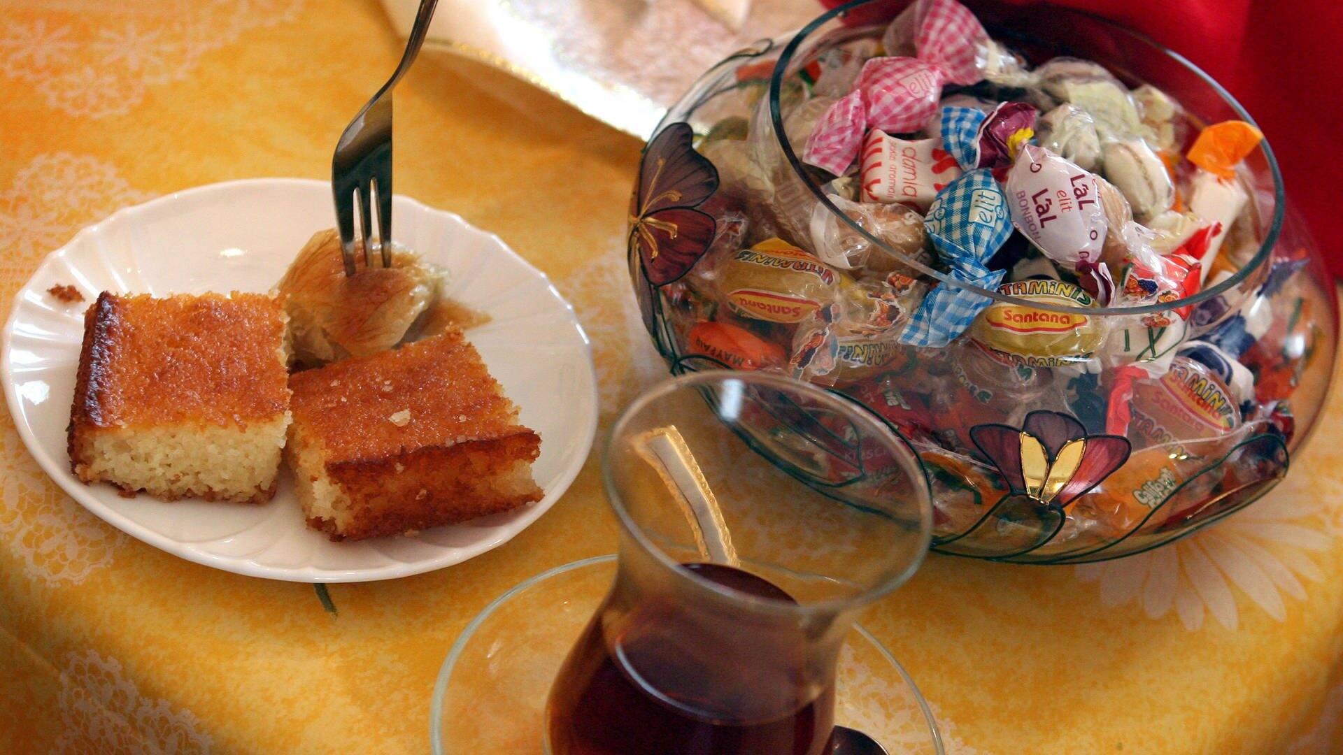 Fastenbrechen zum Ende des Ramadan: das große Zuckerfest (Foto: dpa Bildfunk, Karl-Josef Hildenbrand)