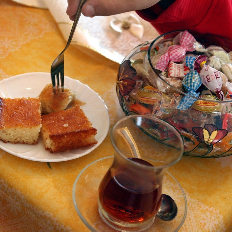 Fastenbrechen zum Ende des Ramadan: das große Zuckerfest (Foto: dpa Bildfunk, Karl-Josef Hildenbrand)
