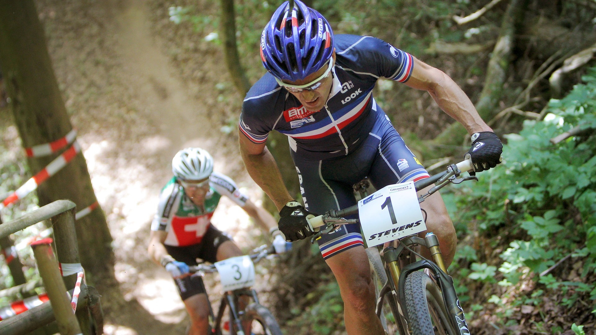 Foto: picture-alliance / Reportdienste, picture alliance / dpa | Fredrik Von Erichsen Mountainbiker kämpfen sich einen Berg hoch (Foto: picture-alliance / Reportdienste, picture alliance / dpa | Fredrik Von Erichsen)