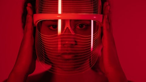 Eine LED-Maske, die durch rotes Licht kosmetische oder medizinische Effekte erzielen soll (Foto: IMAGO, Westend61)