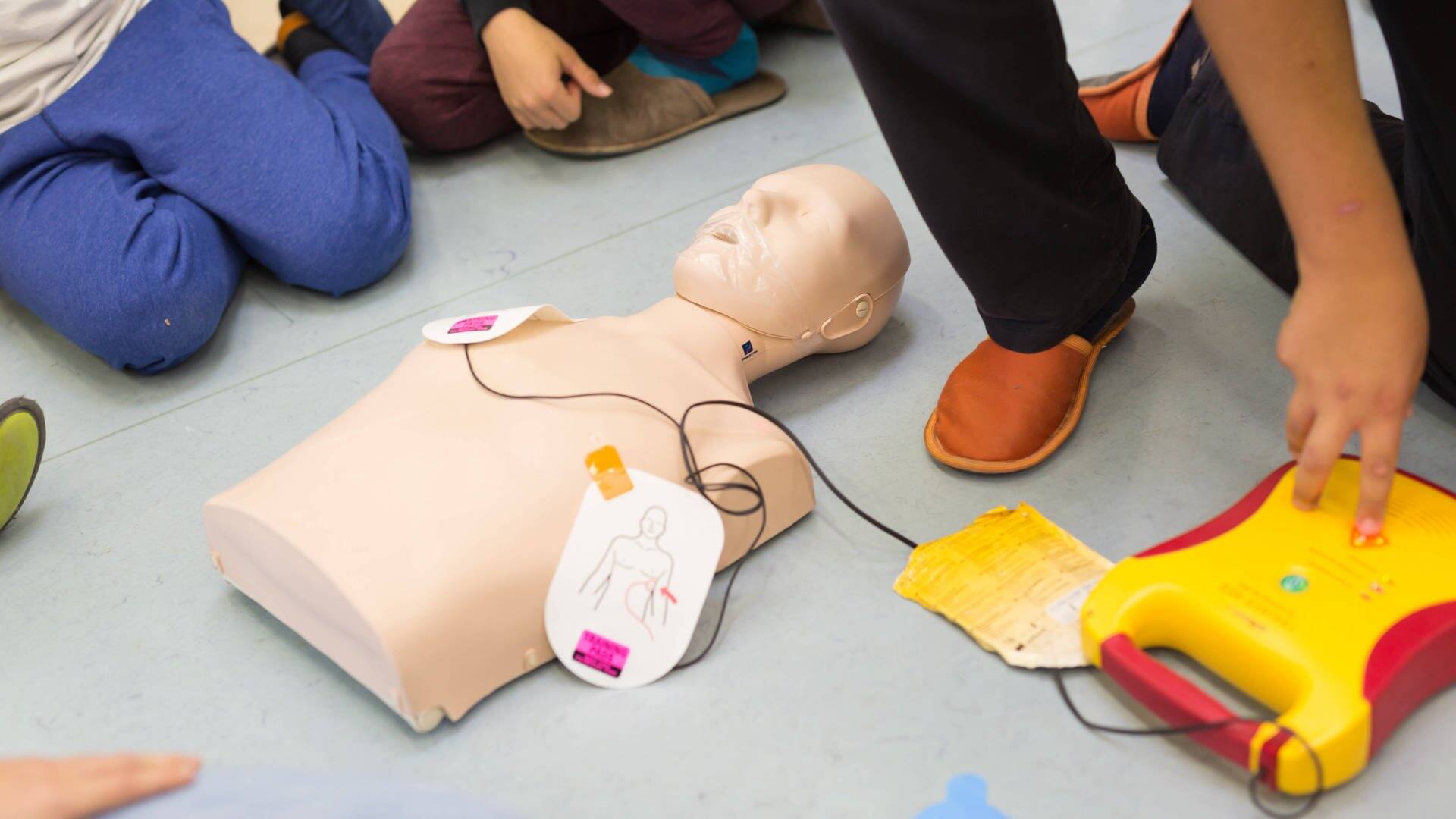Automatisierter externer Defibrillator (AEM) (Foto: IMAGO, YAY Images)
