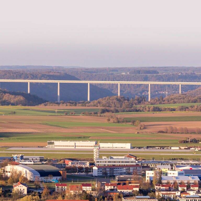 Die Kochertalbrücke, über die die A6 im Kreis Schwäbisch-Hall führt, gilt als die höchste Talbrücke Deutschlands. (Foto: IMAGO, imago)