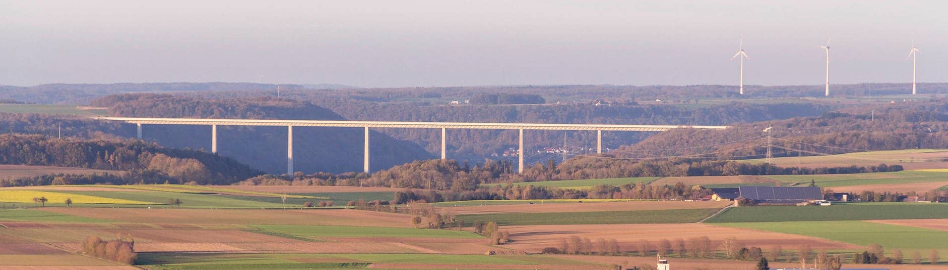 Die Kochertalbrücke, über die die A6 im Kreis Schwäbisch-Hall führt, gilt als die höchste Talbrücke Deutschlands. (Foto: IMAGO, imago)