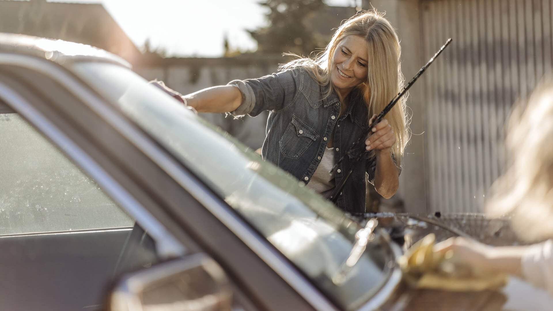 Auto putzen (Foto: IMAGO, Westend61)