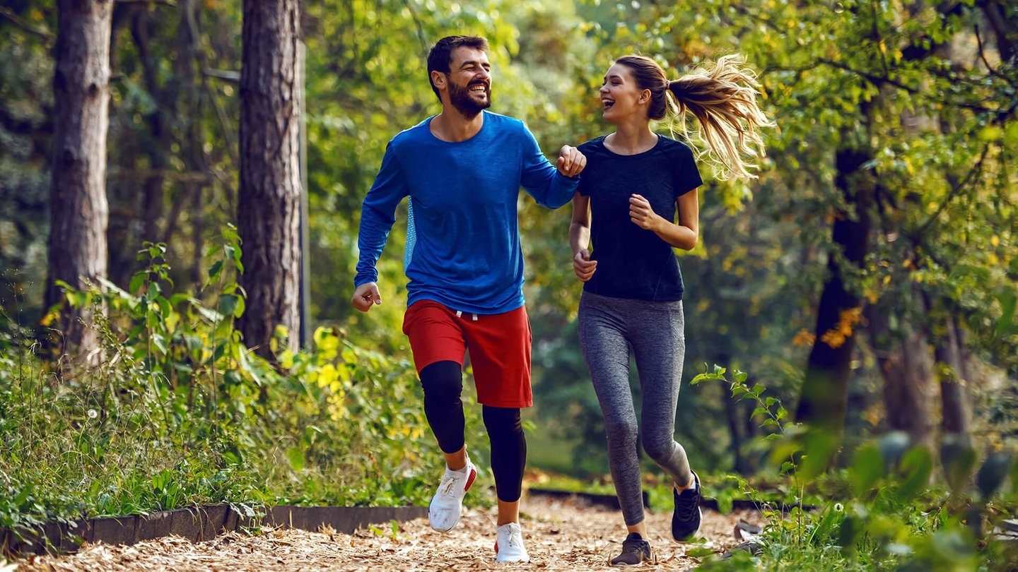 Foto: Adobe sTock/dusanpetkovic1 Optimistische Paare motivieren sich zum Sport (Foto: Adobe sTock/dusanpetkovic1)