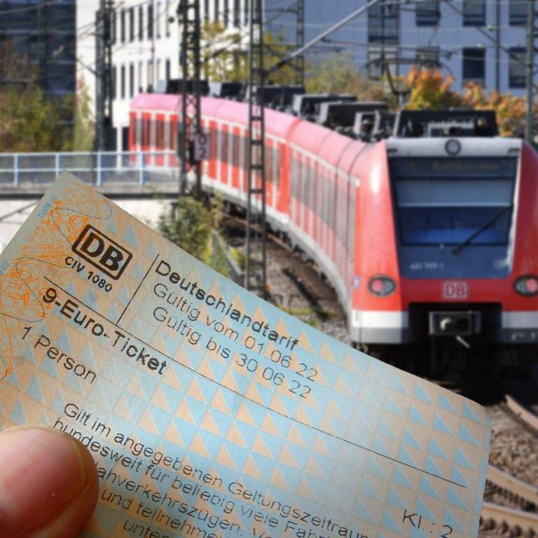 9 Euro Ticket vor einfahrendem Regio-Zug (Foto: IMAGO, Sven Simon)