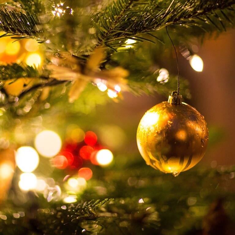  Eine goldene Kugel hängt an einem Weihnachtsbaum (Foto: dpa Bildfunk, picture alliance/dpa | Friso Gentsch)